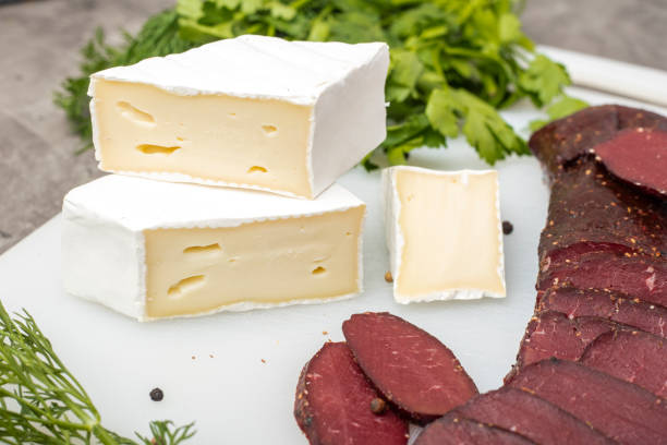 白カビと乾燥肉、柔らかいチーズの 3 つの小品 - delicatessen food preserved jerky ストックフォトと画像