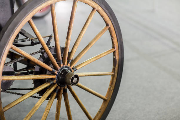 ancienne roue isolée. roues de voiture vintage - véhicules classiques. - collectors car car hubcap retro revival photos et images de collection