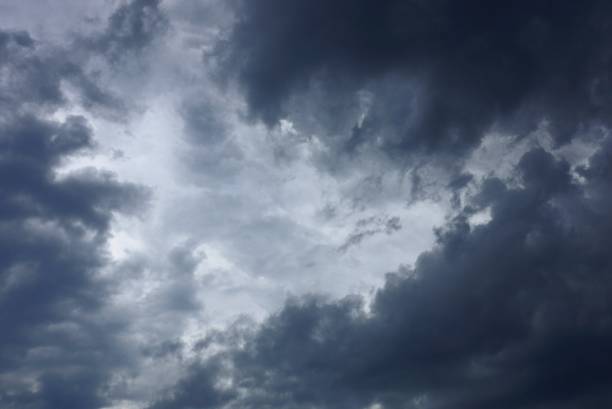 暗い空に黒い雲は灰色 - meteorology sky cloud light ストックフォトと画像