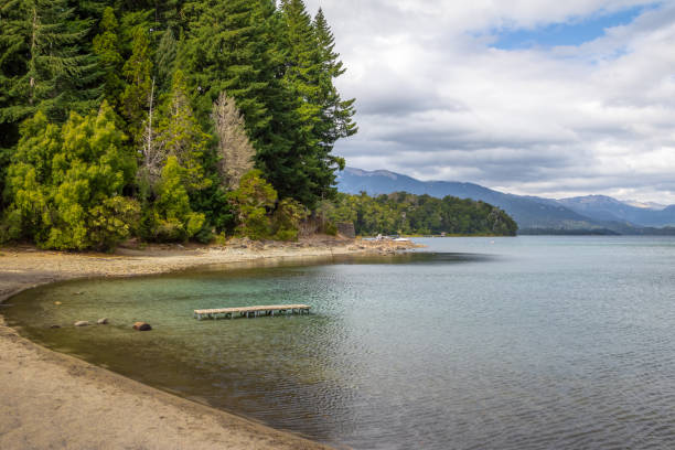 bahia mansa bay at nahuel huapi lake - villa la angostura, patagonia, argentyna - bariloche chile lake nahuel huapi lake zdjęcia i obrazy z banku zdjęć