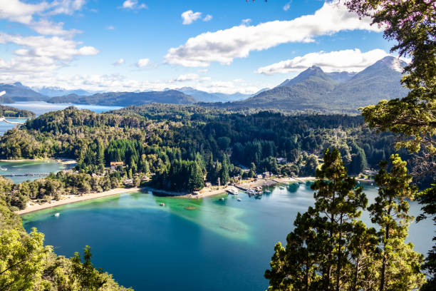 bahia mansa viewpoint à arrayanes national park - villa la angostura, patagonie, argentine - bariloche argentina south america lake photos et images de collection