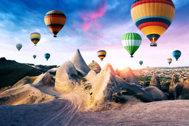 kolorowe balony na wschodowym niebie - hot air balloon landscape sunrise mountain zdjęcia i obrazy z banku zdjęć