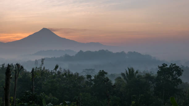 mt. merapi bei sonnenaufgang, zentral-java, indonesien - mt merapi stock-fotos und bilder