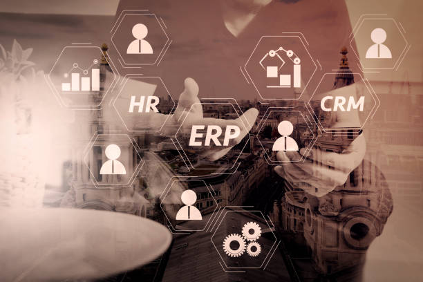 Architecture of ERP (Enterprise Resource Planning) system with connections between business intelligence (BI), production, CRM modules and HR diagram.designer man hand using smart phon for mobile payments online. doble exposición de mano hombre diseñador inteligente phon para pagos móviles, compras en línea, canal de omni, sentado en el sofá en la sala de estar, rota del jarrón con plantas y bandeja de madera en tabla, ciudad de arquitectura de londres