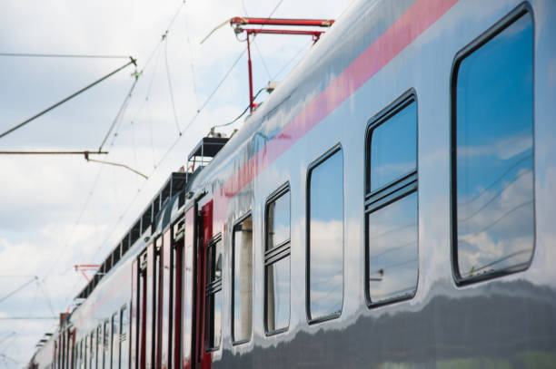 treno rosso nella ferrovia moderna - 5547 foto e immagini stock