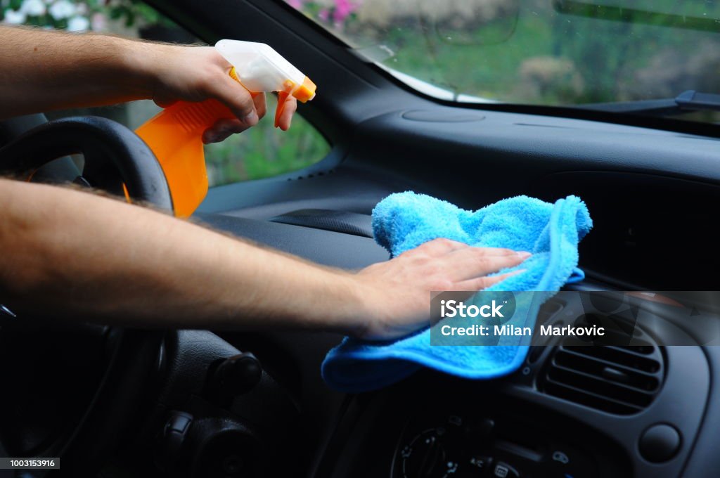 Limpieza del coche interior - hombres manos limpias el coche - Foto de stock de Coche libre de derechos