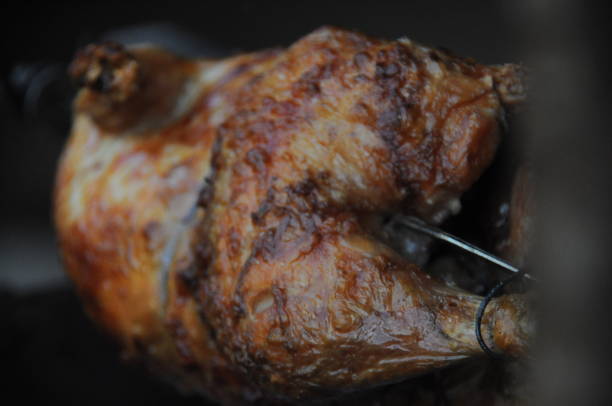 pieczony kurczak na grillu - roast chicken chicken full length roasted zdjęcia i obrazy z banku zdjęć