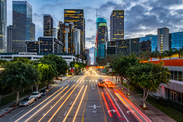 ulica los angeles centrum figueroa - city of los angeles city life cityscape night zdjęcia i obrazy z banku zdjęć