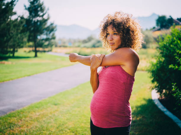 pregnant woman fitness exercise - one person women human pregnancy beautiful imagens e fotografias de stock
