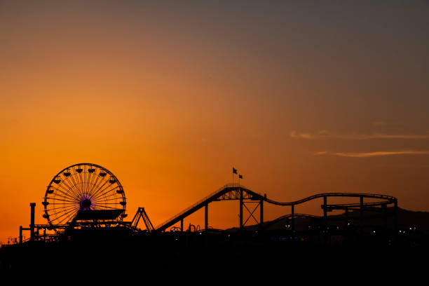 산타 모니카 부두 - santa monica ferris wheel amusement park rollercoaster 뉴스 사진 이미지