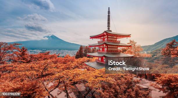 Chureito Pagoda En Mtfuji Bij Zonsondergang Stockfoto en meer beelden van Japan - Japan, Fuji - Berg, Herfst