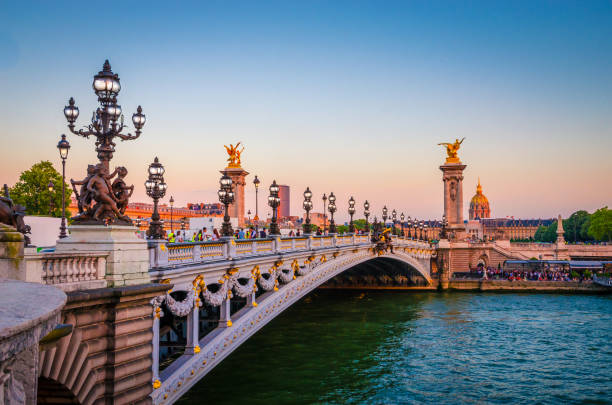 bela vista por do sol em pont alexandre iii e les invalides, em paris, frança. - paris france panoramic seine river bridge - fotografias e filmes do acervo