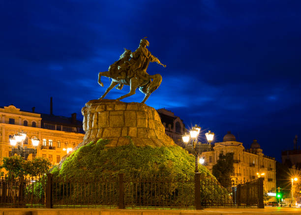 istock Monument to Bogdan Khmelnitsky in Kiev, Ukraine 1003239402