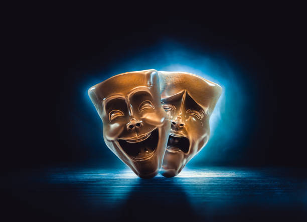 máscaras de teatro sobre un fondo oscuro / 3d rendering - máscara de teatro fotografías e imágenes de stock