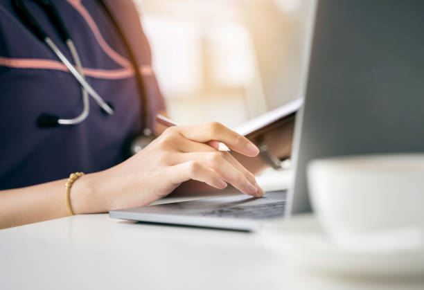 chiudi breve mano infermiera usando laptop - laptop doctor using computer nurse foto e immagini stock