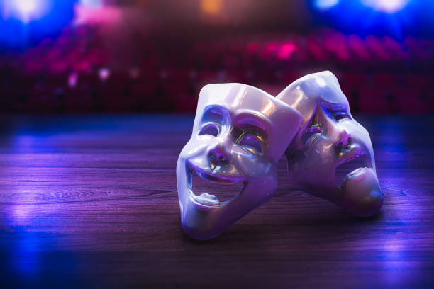 máscaras de teatro sobre un fondo oscuro / 3d rendering - máscara de la comedia fotografías e imágenes de stock