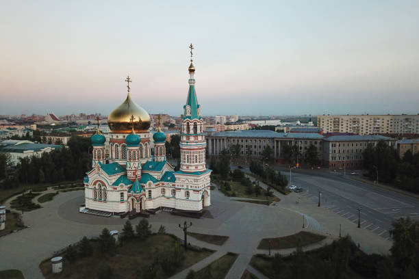 cathédrale de la dormition à omsk - russian orthodox orthodox church cathedral russian culture photos et images de collection