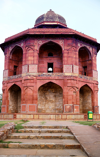 The name of this double-storeyed octagonal building suggests that it was built by Sher Shah as a pleasure, resort, but in style it has parallels, in descriptions and images of early Mughal pavilions. At the very top of the Humayun used this building as a library. On January 20, 1556 he was on the roof of this building when he heard the call to prayer. In this hurry to descend, he fell down the stairs and was severely injured, dying three days later.
