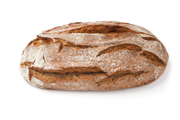 Una pagnotta di pane marrone su sfondo bianco - foto stock