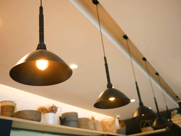 vintage industrial lamps hanging from the ceiling - light fixture imagens e fotografias de stock