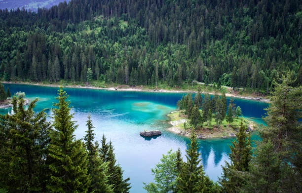 озеро каумазее возле флимс, швейцария - landscape laax graubunden canton switzerland стоковые фото и изображения