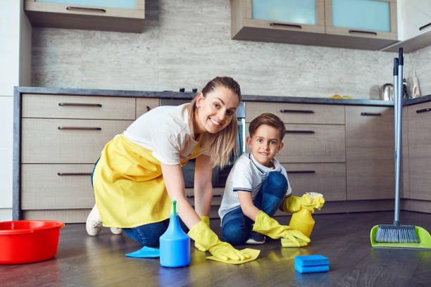 istock Son helps mom clean up in the kitchen 1003369196