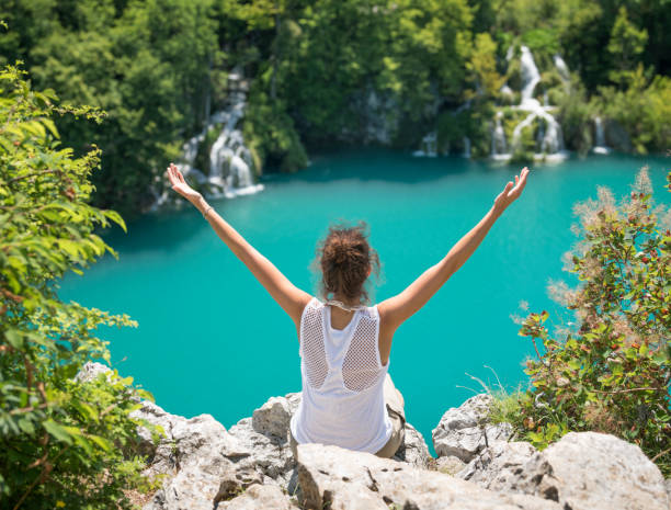 турист наслаждается красивым национальным парком плитвицкие озера - plitvice lakes national park water lake national park стоковые фото и изображения