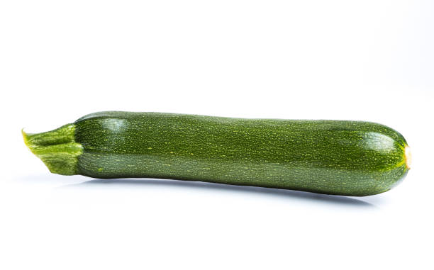 primer plano de calabacín sobre fondo blanco - zucchini vegetable squash marrow squash fotografías e imágenes de stock