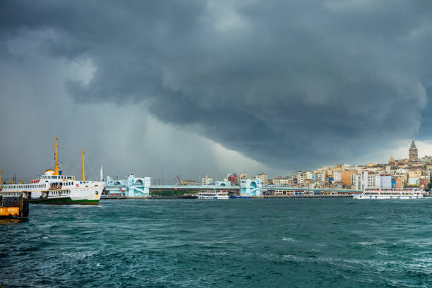 tormenta en estambul - barco de pasajeros fotografías e imágenes de stock