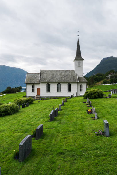 luste コミューン、ノルウェーの白い木造の教会 - stavkyrkje ストックフォトと画像