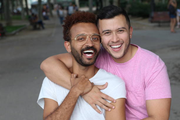 bella immagine della coppia gay - gay man homosexual couple homosexual men foto e immagini stock