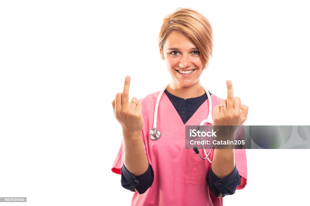 Ritratto di veterinario femminile che mostra il gesto del doppio dito medio - Foto stock royalty-free di Paziente