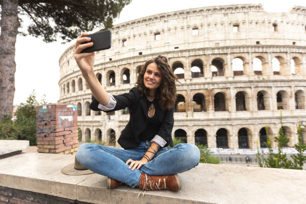 étudiant souriant selfie devant le colisée - international landmark italy amphitheater ancient photos et images de collection