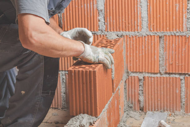 albañilería de trabajador de construcción real la pared en el interior. - albañiles fotografías e imágenes de stock