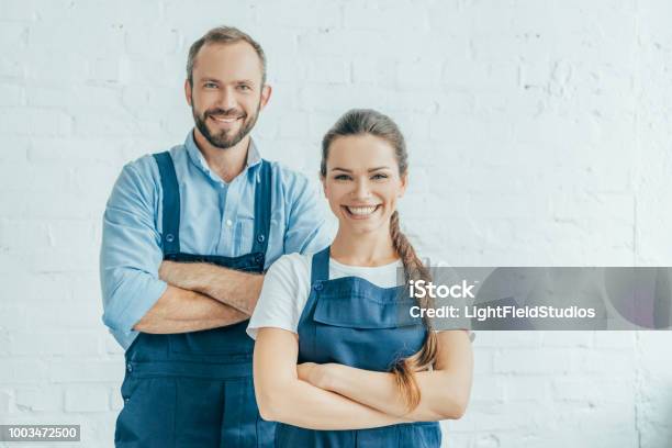 Zuversichtlich Arbeiter Im Overall Posiert Mit Verschränkten Armen Stockfoto und mehr Bilder von Monteurberuf