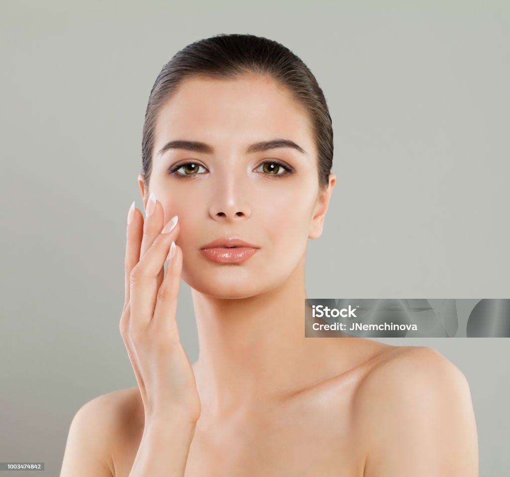Spa Người Phụ Nữ Chạm Vào Bàn Tay Của Mình Khuôn Mặt Của Mình Chân ...