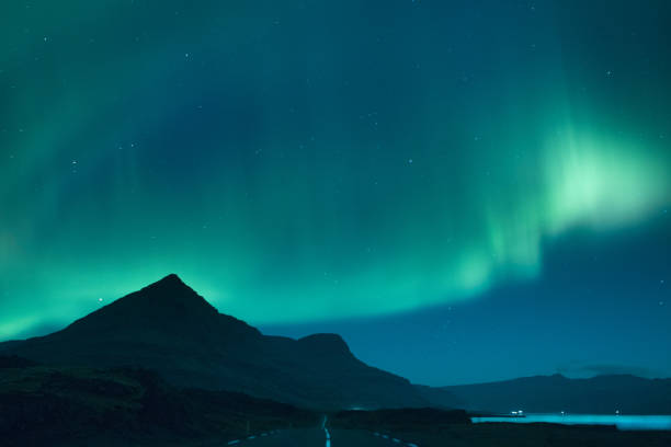 aurora boreal boreal - aurora borealis iceland astronomy tranquil scene - fotografias e filmes do acervo