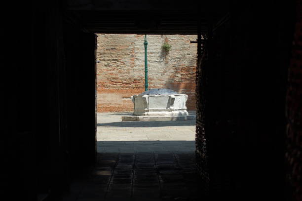 istock Trevisan's under the porch - Sotoportego Trevisan 1003526758