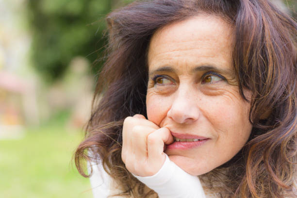 concepto de idea de imaginación de bella mujer proyecto de media edad - idealist fotografías e imágenes de stock