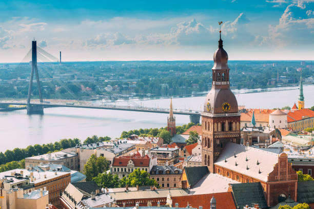 riga, letonia. ciudad en día soleado de verano. emblemático - riga dome catedral - nobody church cathedral sky fotografías e imágenes de stock