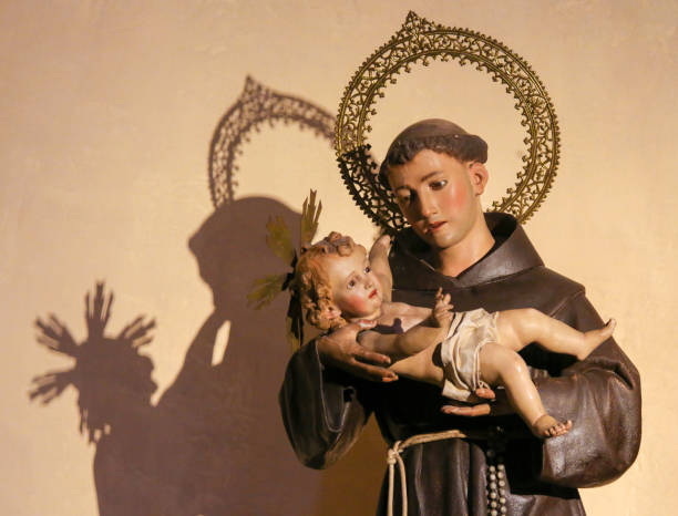 Saint Anthony of Padua holding Baby Jesus Statue in the Church of Saint Nicholas and Saint Peter Martyr in Valencia, Spain, of Saint Anthony of Padua holding Baby Jesus st anthony of padua stock pictures, royalty-free photos & images