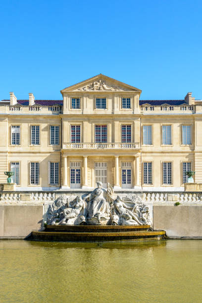 vista de frontal el borely castillo y su cuenca adornadas con estatuas y una fuente esculpida, chorros de agua, situado en el parque borely público en la parte meridional de marsella, francia. - statue architecture sculpture formal garden fotografías e imágenes de stock