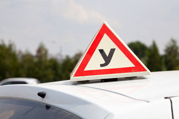 istock Russian driving school sign 1003578150