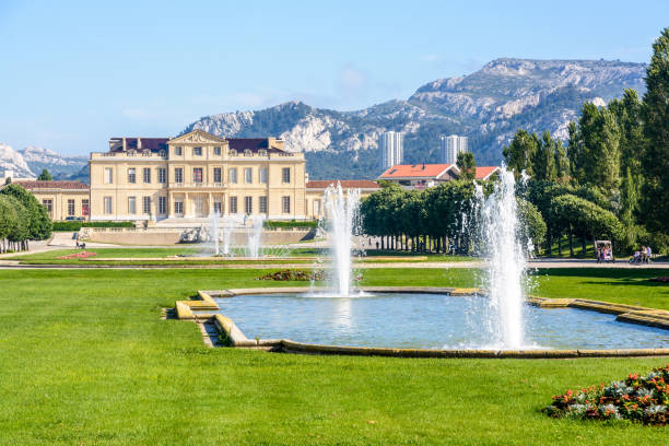 vista de la borely castillo y su jardín formal francés con cuencas, chorros de agua y flores, situado en el parque borely público en la parte meridional de marsella, francia. - formal garden front or back yard gazebo night fotografías e imágenes de stock