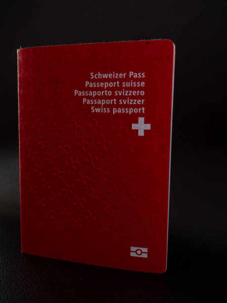 passeport suisse gros plan sur la citoyenneté suisse fond noir - switzerland swiss currency chf euro symbol photos et images de collection