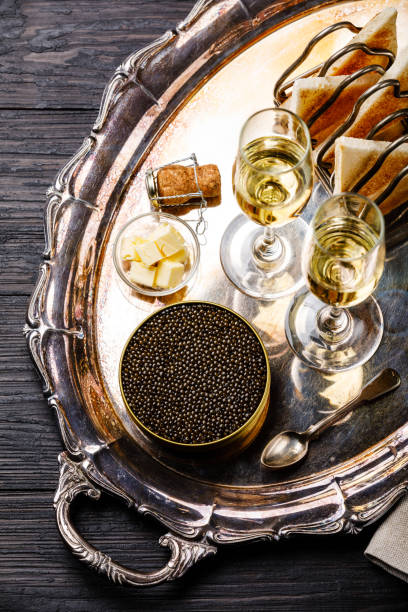 caviar noir en can, toast de pain frais et champagne sur plateau d’argent - caviar photos et images de collection