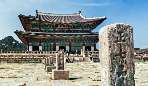 esculturas en el parque del palacio de piedra de varios complejo gyeongbokgung - gyeongbokgung palace stone palace monument fotografías e imágenes de stock