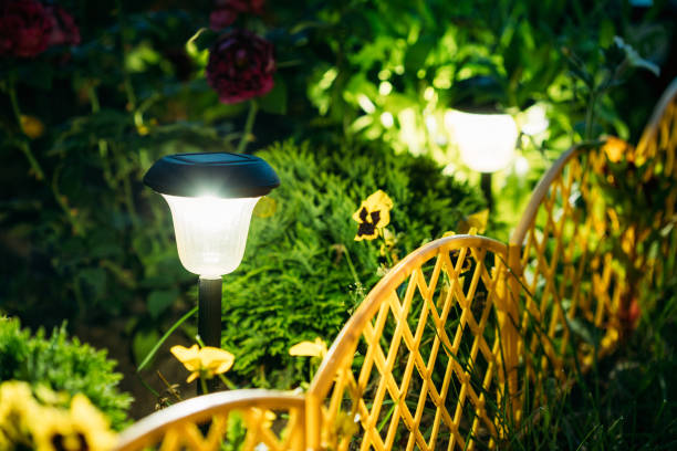 маленький солнечный сад света, фонарь в клумбе. садовый дизайн. солнечная лампа - lightened стоковые фото и изображения