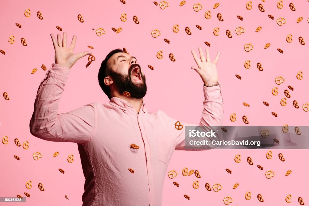 Ataque de los pretzels - Foto de stock de Alimento libre de derechos