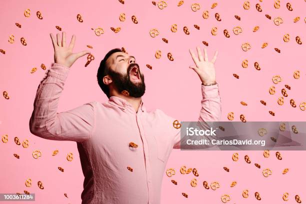 Ataque De Los Pretzels Foto de stock y más banco de imágenes de Alimento - Alimento, Comer, Hombres